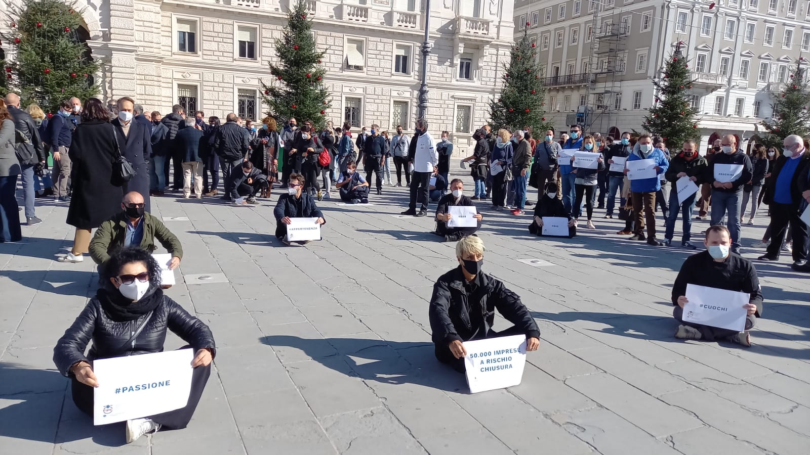 TRIESTE: PROTESTANO CONFCOMMERCIO-FIPE FVG, PRESENTI IN SOLIDARIETA' ANCHE IL PRESIDENTE FEDRIGA E IL SINDACO DIPIAZZA